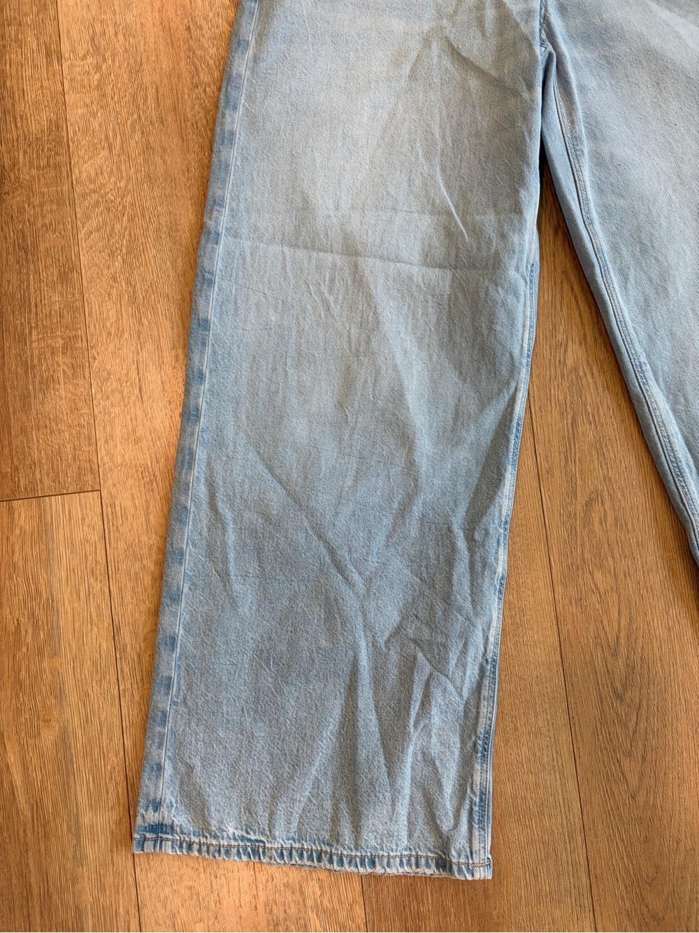 American Eagle Strigid Low-Rise Ultra Wide Leg Jeans Size 4 Light Wash - Picture 2 of 9